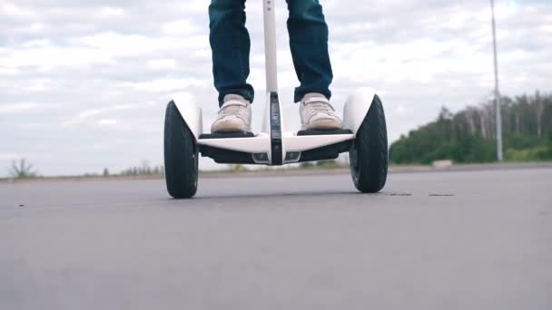 Gefrustreerde jongen staan op een segway — Stockvideo