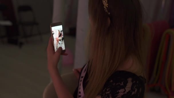 Chica fotografias su amigo en el teléfono — Vídeos de Stock