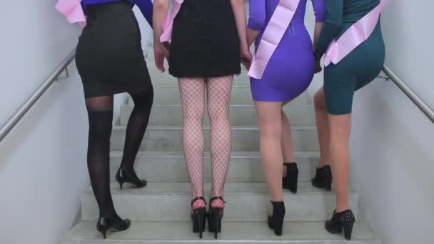 Gros plan des jambes féminines qui montent les escaliers jusqu'à la fête — Video