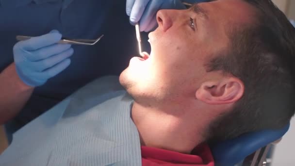 Il dentista controlla denti a soldato militare — Video Stock