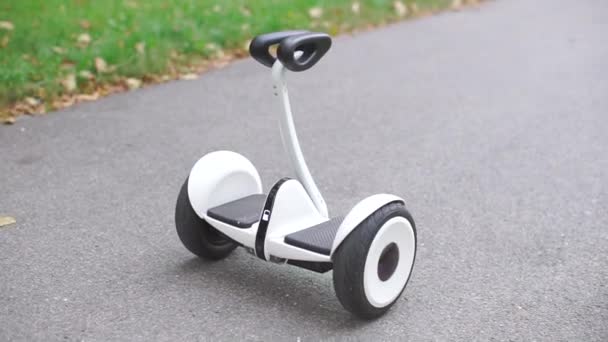 Primo piano di un GyroScooter parcheggiato su asfalto — Video Stock