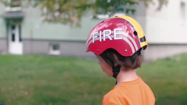 Écolier dans un casque se tient sur un gyroscooter, les enfants modernes — Video