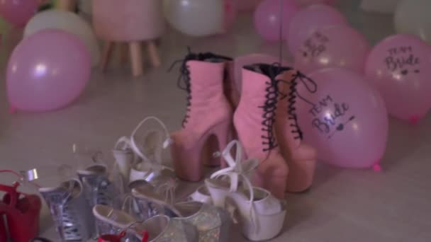 Много женской обуви стоит среди воздушных шаров — стоковое видео
