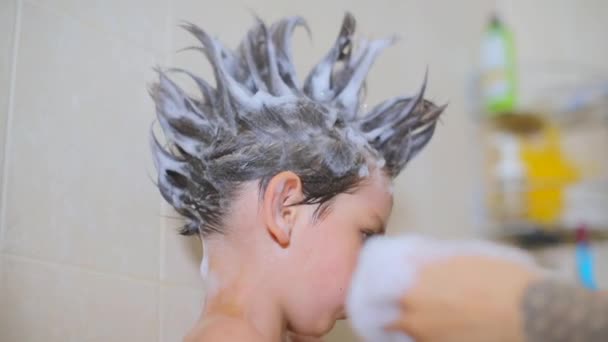 Baby mit seifigem Haar, einen Mohawk wert — Stockvideo