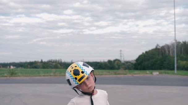 Trotse tiener in een helm staat op een segway — Stockvideo