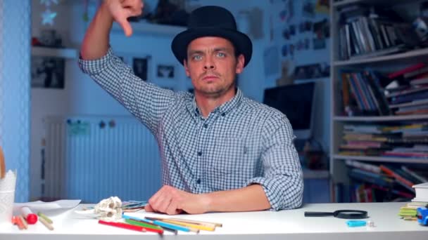Muž v černém klobouku ukazuje, že nemá rád — Stock video