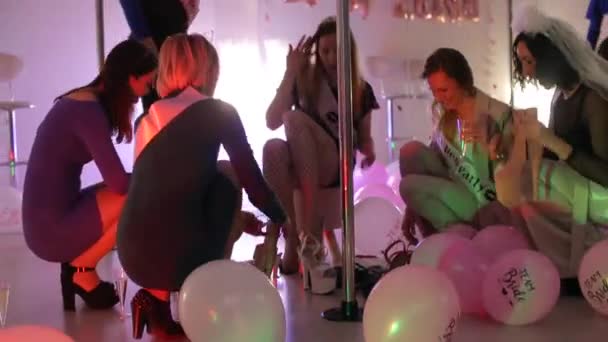 Veel meisjes kiezen dansschoenen voor het feest — Stockvideo