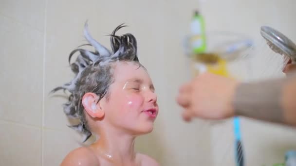 Baby spielt mit Wasser im Badezimmer, Nahaufnahme — Stockvideo