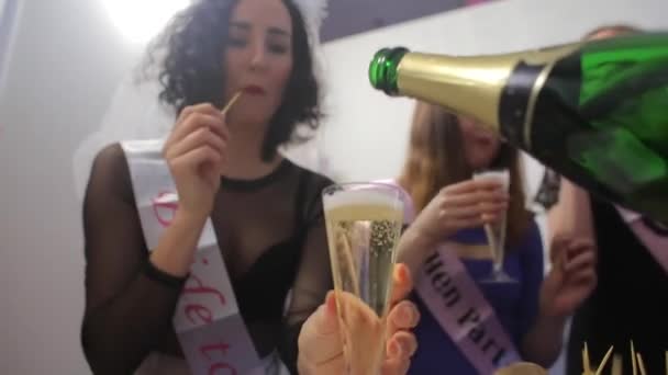 La sposa versò lo champagne a un addio al nubilato — Video Stock