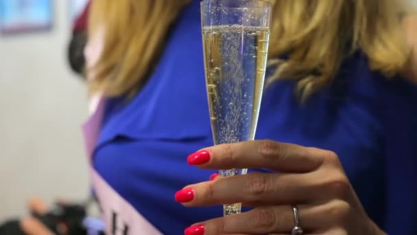 Flicka som håller i ett glas champagne — Stockvideo