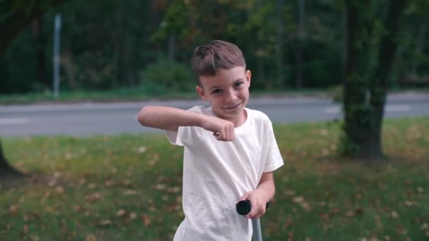 Chlapec ukazuje nelibost na pozadí silnice — Stock video