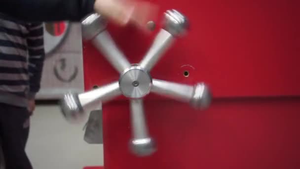 Ouverture du coffre-fort, rotation de la serrure — Video