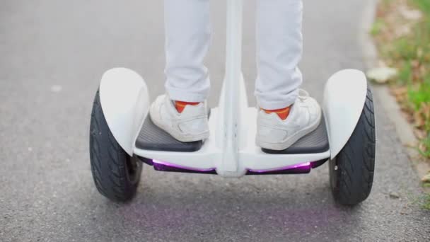 Een man staat op een Gyroscooter en rijdt naar voren — Stockvideo