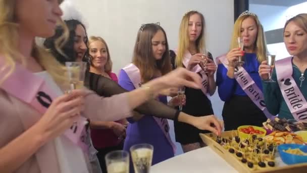 Molte ragazze allegre sono trattati con cibo e champagne — Video Stock