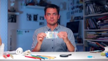 20 Euro 'luk banknot erkeklerin elinde.