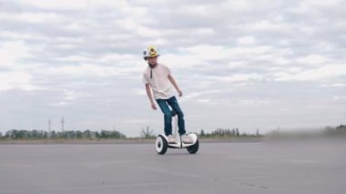 Bir çocuğun portresi Segway 'e yanaşıyor.