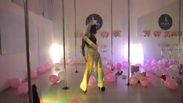 Fille avec un voile sur la tête danse près de pylônes à la fête de célibataire — Video