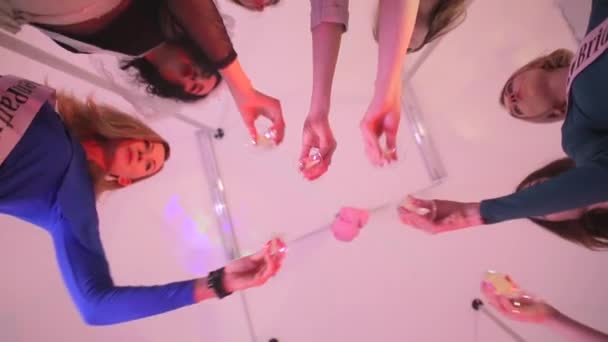 A companhia de mulheres clinks copos com champanhe em uma festa — Vídeo de Stock