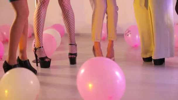 Група дівчат танцює, танцює ногами — стокове відео