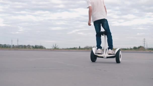 Reglas de uso, el niño monta un giroscooter alrededor — Vídeo de stock