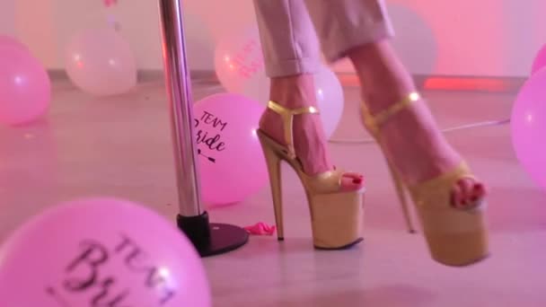 Chaussures à plate-forme haute et talons gros plan — Video