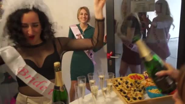 Большая группа счастливых девушек, идущих на вечеринку — стоковое видео