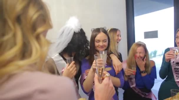 Un groupe de lesbiennes gay fête un enterrement de vie de jeune fille, allez au club .