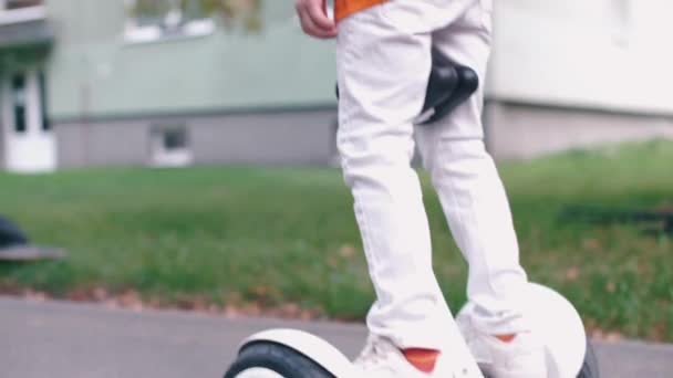Porträt eines Kindes, das einen Gyroscooter benutzt — Stockvideo