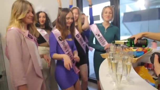 Muchas chicas lesbianas celebran una despedida de soltera para su novia — Vídeo de stock