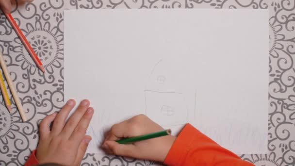 gyermek csinál egy rajzot egy ceruzával, egy ház van rajzolva