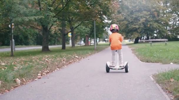 De jongen rijdt vooruit op een Gyroscooter, draait zich om, gaat terug — Stockvideo