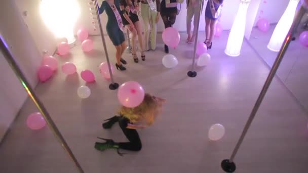 Een groep meisjes op een vrijgezellenfeest kijken naar een exotisch dansmeisje dansen — Stockvideo