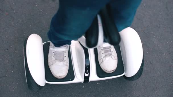 El muchacho se para en un hoverboard, da la vuelta — Vídeos de Stock