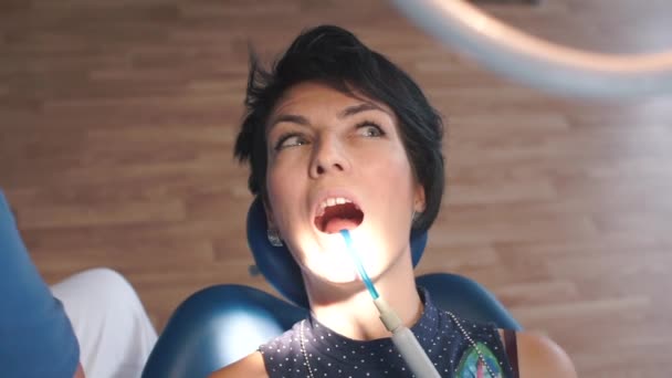 Πορτρέτο ενός κοριτσιού σε μια οδοντιατρική καρέκλα που γυρίζει τα μάτια της — Αρχείο Βίντεο