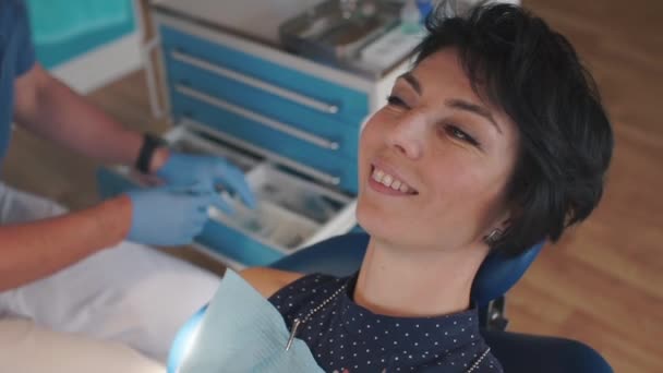 Uma menina no consultório de dentistas, espera controle dentário — Vídeo de Stock