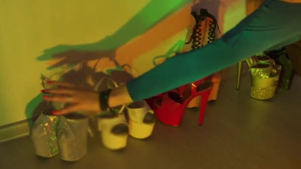 Le scarpe della festa che è stata lasciata all'ingresso . — Video Stock