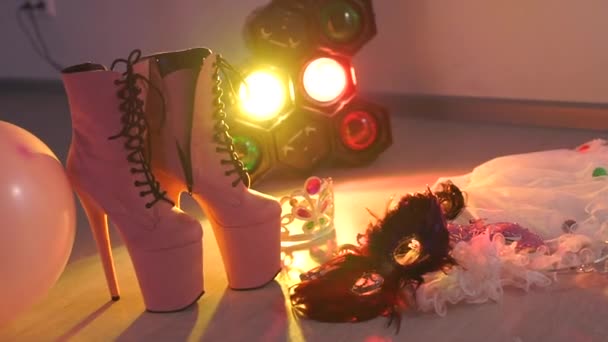 Жіноче взуття, вечірка з куркою — стокове відео