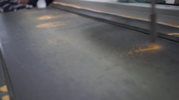 Κίτρινη σκόνη χύνεται στον μεταφορέα — Αρχείο Βίντεο