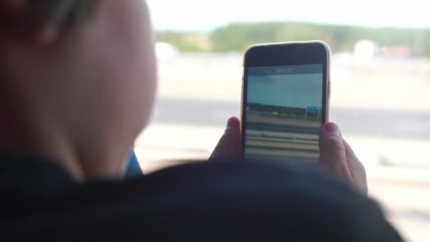 A criança no ônibus filma vídeo em um smartphone — Vídeo de Stock