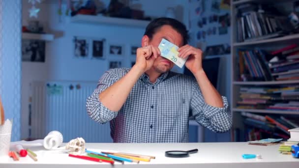 Muž zkontroluje bankovku v hodnotě 20 eur na pravost — Stock video