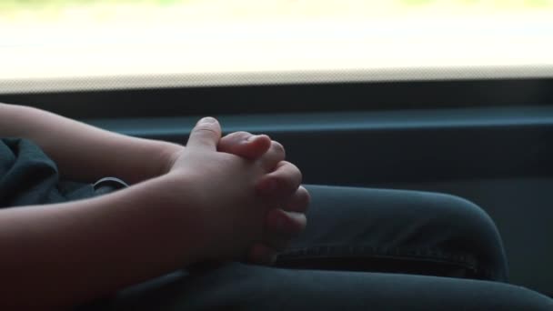 Niños bellamente dobladas manos en un autobús de transporte público — Vídeo de stock
