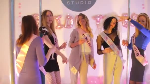 Sekelompok gadis-gadis bahagia menari di klub malam — Stok Video
