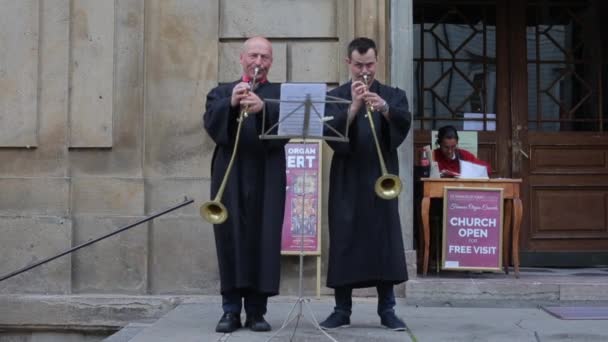 Dos músicos tocan trompetas en la entrada de la Basílica de San Francisco de Asís — Vídeos de Stock