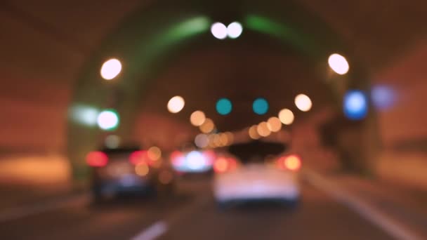 effet bokeh du trafic automobile dans le tunnel 