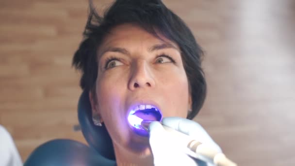 Paciente na cadeira da clínica odontológica — Vídeo de Stock