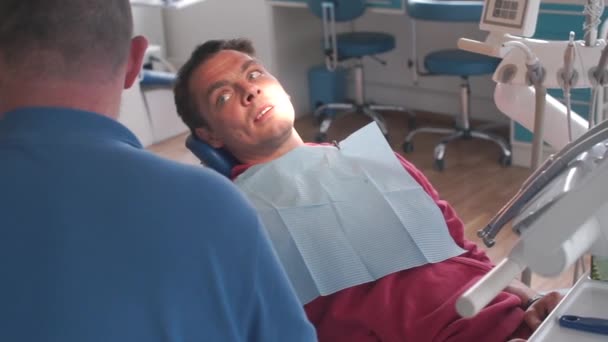 Der Patient hörte gute Nachrichten vom Zahnarzt — Stockvideo