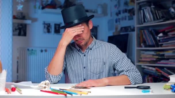 Facet w kapeluszu siedzi przy stole, liczy pieniądze przed zakupem domu — Wideo stockowe
