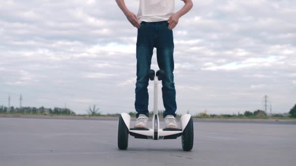 Rule of use the boy stands on the segway — Stockvideo