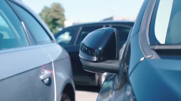 Opening and closing side view mirrors — Stockvideo