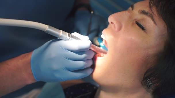 Leczenie stomatologiczne dla dziewczyny, dentysta wierci narzędzie — Wideo stockowe